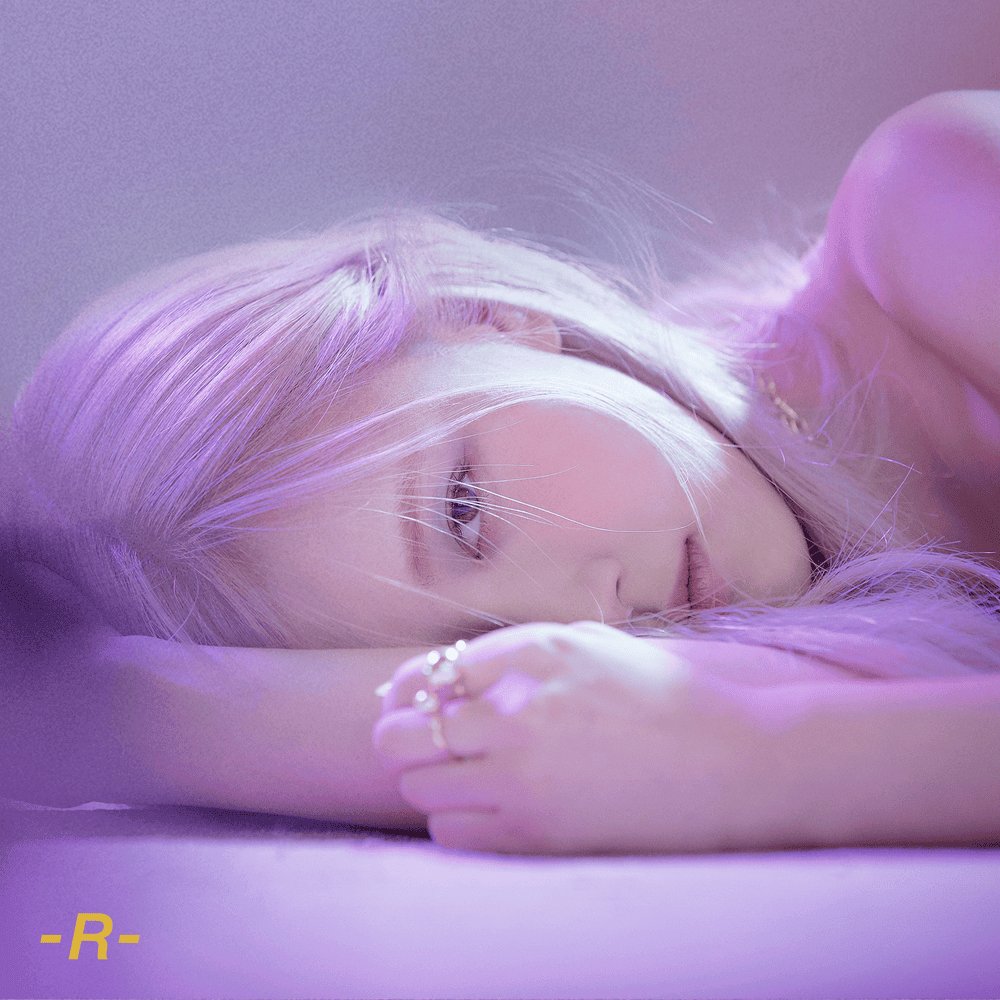 Vendas do single álbum -R- ao longo dos anos (Circle Chart):

2021 — +627.242
2022 — +71.583
2023 — +176.592
2024 — +98.120
2025 — +40.075
2026 — +12.506 *ainda contando*

Total: 1.026.118 cópias vendidas