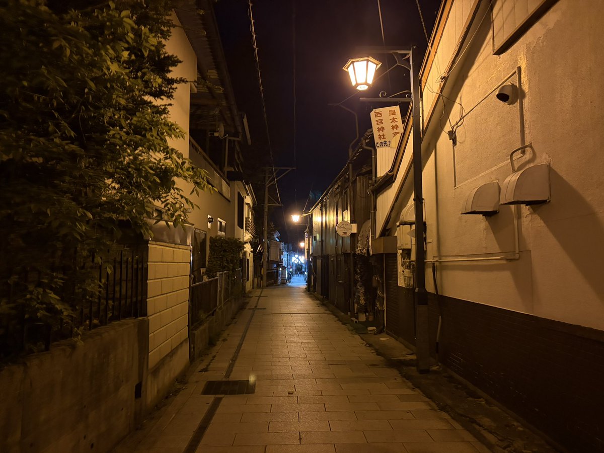 B5N2_'s tweet photo. お店に辿り着くまでの路地すら美しい街 https://t.co/MaAlaoiDRC