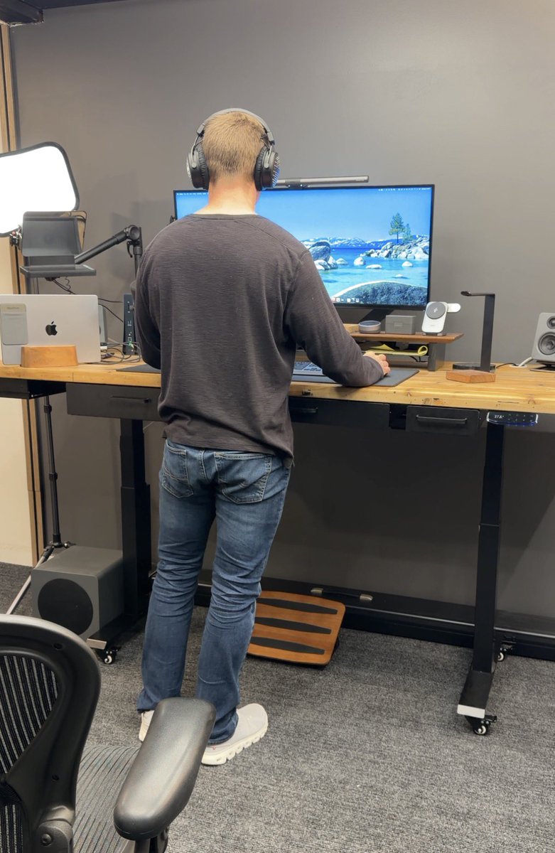 DadTriedIt's tweet photo. @jiemar_UGC Kinda obsessed with my home office and do a lot of videos on the topic.  

https://t.co/FNAba7vdrW
contentwithjason@gmail.com https://t.co/sSz8SYF7Yw