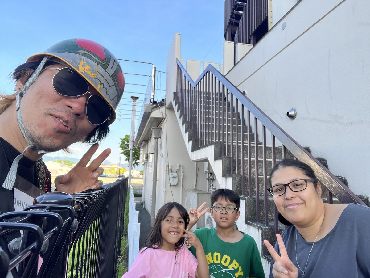 COMINGRIDER's tweet photo. ローソン彦根大藪店で路上ライブしたら
ご家族にはまってもらったよ！

ステッカーもプレゼント🎁

サンキューーー✨✨✨

#カミングライダー2026 
#カミコベ https://t.co/hx2GheNSNL
