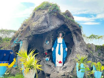 CAFODLiverpool's tweet photo. May, dedicated to the Blessed Virgin Mary - mother of Jesus and all believers. 

Use our Marian prayer resources to ask Mary's intercession for our world.⤵️ 
https://t.co/tnaaNaEHu5
@lpoolcatholic 
📸 A statue of Mary with the Paroisse Saint Paul parish community, Goma, DR Congo https://t.co/05cbdDYoqE