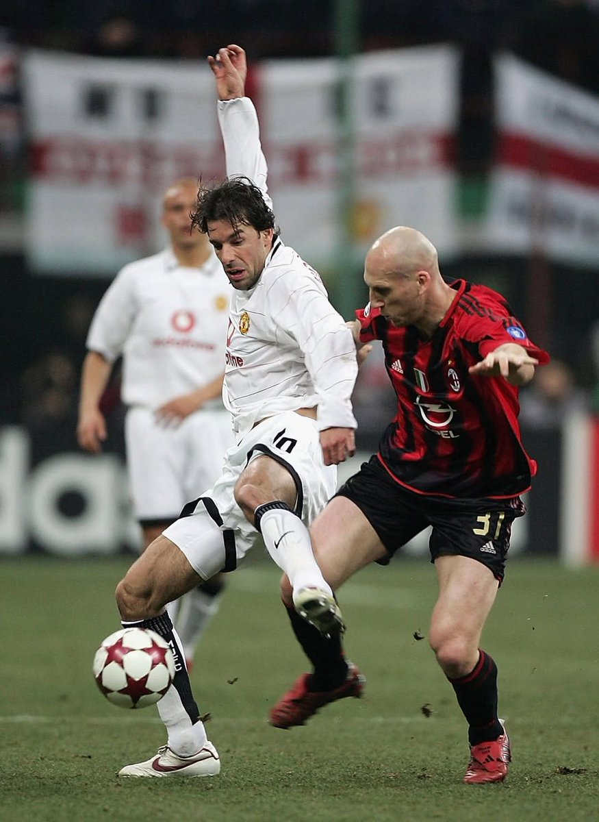 unitedredsid's tweet photo. Ruud van Nistelrooy: "Saya pernah bermain untuk Manchester United melawan Milan, yang penuh dengan bek-bek hebat. Cafu, Maldini, Stam, Nesta, saya bahkan tidak menyentuh bola."

"Di depan keempat bek itu ada Gattuso, lalu Pirlo, dan kemudian Seedorf, pria terkuat di sepak bola dunia. Itu malam yang mengerikan; saya pikir mereka akan membunuh saya jika saya menyentuh bola."

"Saya bisa mendengar suara detak jantung mereka, dan jantung saya sendiri berdegup kencang karena ketakutan."

"Mereka membela gawang mereka seolah-olah sedang dalam pertempuran. Semua orang siap menghentikan saya maju dan mencegah siapa pun menembak."