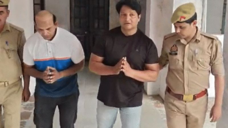OpIndia_in's tweet photo. हिडन कैमरा, नशीली ड्रिंक और निशाने पर 80 हिंदू महिलाएँ

पढ़िए कैसे ‘फिटनेस’ के नाम पर डॉक्टर का रेप करने वाले अकरम-आलम ने बुना था ‘जिम’ जाल

कबूला- औरों को भी फँसाने का था प्लान

@VisheshtaA की रिपोर्ट

https://t.co/RdFJkrv32H https://t.co/OiHT3jNpxi