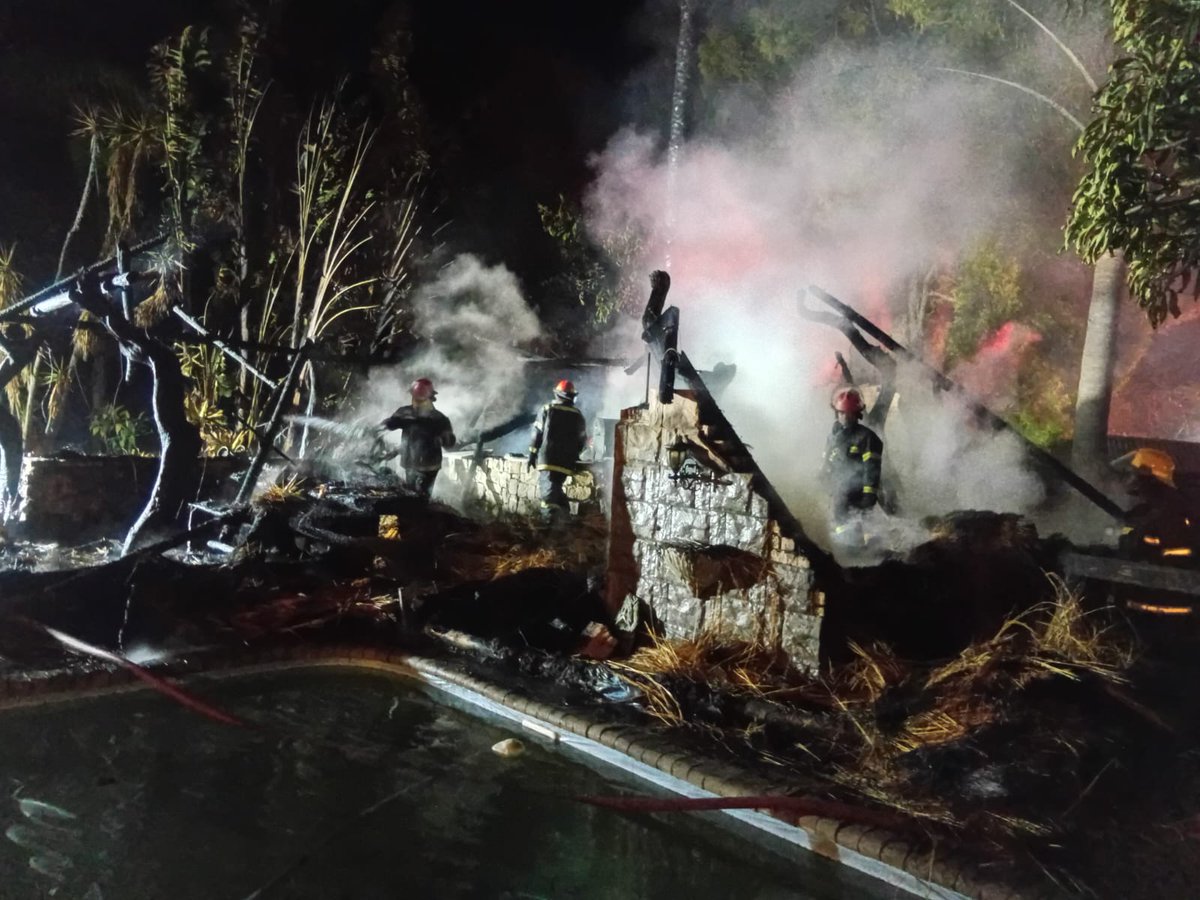 Fidelity_Secure's tweet photo. Fidelity #SecureFire responded to a thatch lapa fire in Polokwane, working alongside local municipal fire services.

Firefighters acted swiftly to contain and extinguish the fire before it could spread further across the property, helping to minimise damage and secure the area. https://t.co/V6HXvMcJSr