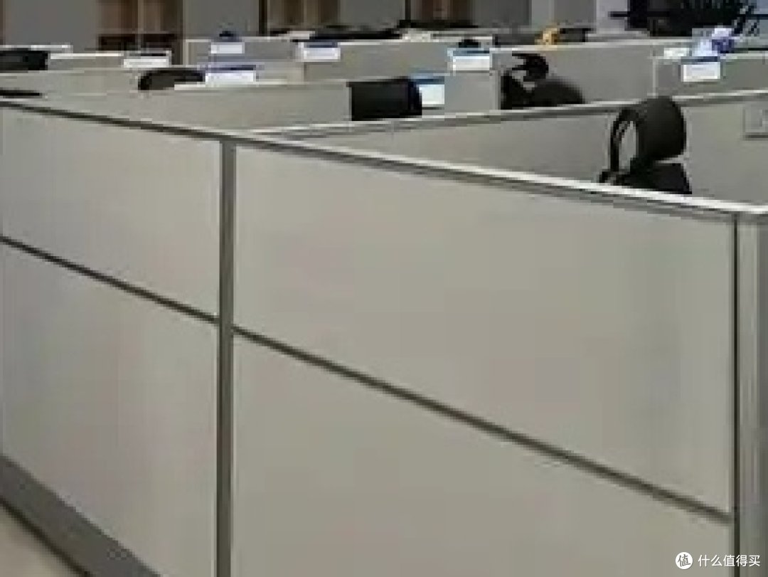 oscarchan0329's tweet photo. When the boss isn’t looking —hiding a snack stash under the desk, scrolling memes, and pretending to “deeply analyze” the screen. Productivity More like proactive napping prep. https://t.co/Wo1ziJ4lNo