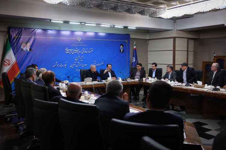 حضور سرزده رئیس‌جمهور در نشست اصناف و بازاریان 

پزشکیان در نشستی سرزده با نمایندگان اصناف و بازاریان در وزارت صمت، آخرین وضعیت بازار و آثار اقتصادی ناشی از جنگ اخیر را بررسی و بر ضرورت هماهنگی دولت و اصناف برای کنترل تورم، مقابله با گرانی و حفظ آرامش بازار تأکید کرد