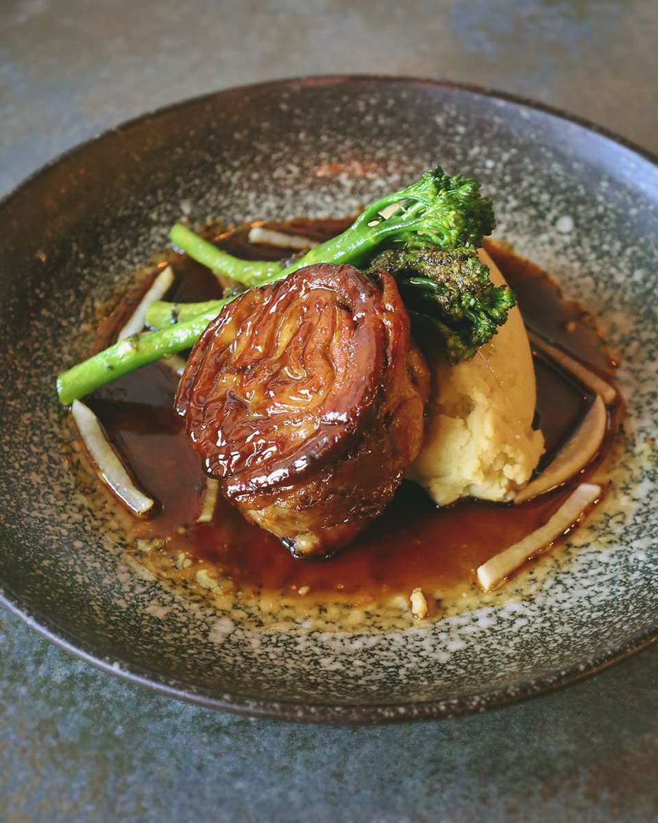 ICEsuffolk's tweet photo. Slow cooked breast of lamb with anchovy mash, fermented turnips, tenderstem broccoli, and jus. 

#lamb #maincourse #foodie #dinner https://t.co/w0JDz0mrHR