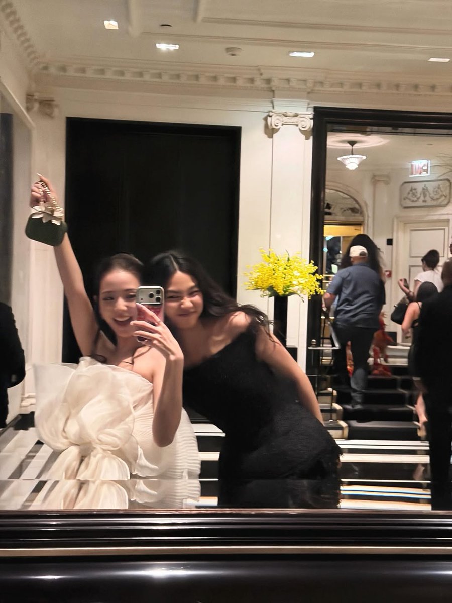 jisoointeract's tweet photo. #JISOO's Instagram update with Jung Hoyeon. https://t.co/zj1MtuLYIa
