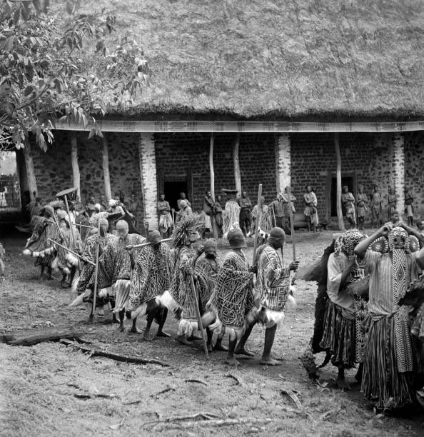 GraffiPikin's tweet photo. 𝐕𝐈𝐍𝐓𝐀𝐆𝐄 𝐆𝐑𝐀𝐅𝐅𝐈 ⏳
Traditional Bamileke Dancers from the Grassfields of Cameroon 🇨🇲
#Grassfields #Cameroon https://t.co/ipxZX59PqV