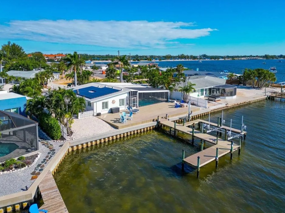 AnnaMariaLifeVR's tweet photo. 💦☀️Splash into Summer at Salt &amp; Soul, just a stones throw from beautiful Anna Maria Island!   https://t.co/IM7RlsE0Is
3 Bd | 2.5 Ba | Bayfront Home With Boat Dock! | Screened Private Heated Pool &amp; Spa | Covered Patio Dining and Lounge Area  | Fire Pit | Cornhole https://t.co/PQ4tW3wS4r