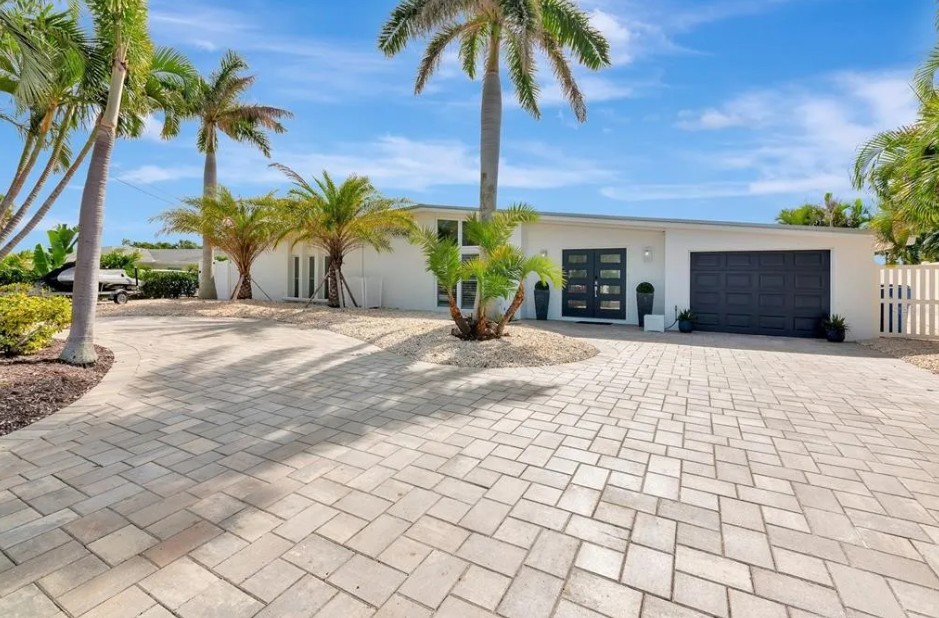 AnnaMariaLifeVR's tweet photo. 💦☀️Splash into Summer at Salt &amp; Soul, just a stones throw from beautiful Anna Maria Island!   https://t.co/IM7RlsE0Is
3 Bd | 2.5 Ba | Bayfront Home With Boat Dock! | Screened Private Heated Pool &amp; Spa | Covered Patio Dining and Lounge Area  | Fire Pit | Cornhole https://t.co/PQ4tW3wS4r