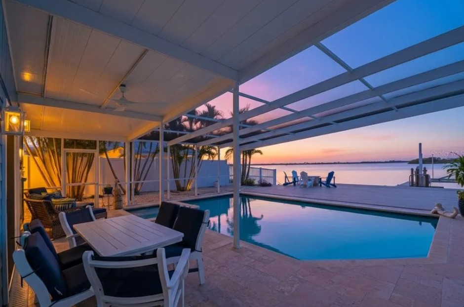 AnnaMariaLifeVR's tweet photo. 💦☀️Splash into Summer at Salt &amp; Soul, just a stones throw from beautiful Anna Maria Island!   https://t.co/IM7RlsE0Is
3 Bd | 2.5 Ba | Bayfront Home With Boat Dock! | Screened Private Heated Pool &amp; Spa | Covered Patio Dining and Lounge Area  | Fire Pit | Cornhole https://t.co/PQ4tW3wS4r