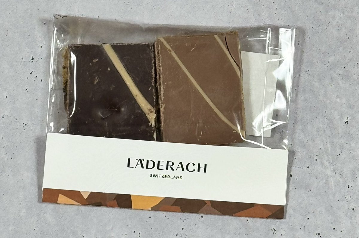 ドバイチョコが大好きで絶対買いたかったLäderach！旗艦店できてるの知らなくて（リサーチ力が低すぎる笑）銀座SIXまで行くのめんどいな…と思いながら銀座を歩いてたら店を見つけた時は運命感じたね？ビターもミルクも美味しい！6cm×5cmくらいのカットを更に割って食べてます笑