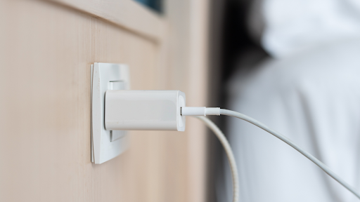 ENGIEpartFR's tweet photo. La réponse : 15%, c’est la part d'énergie consommée (hors chauffage et eau chaude) chaque année par vos appareils électriques en veille.

Le bon geste : la multiprise à interrupteur pour tout éteindre d’un coup, sans effort.

@ademe 👇https://t.co/lD6LPkOksD

#JAgisAvecENGIE https://t.co/TGEZZtgrFZ