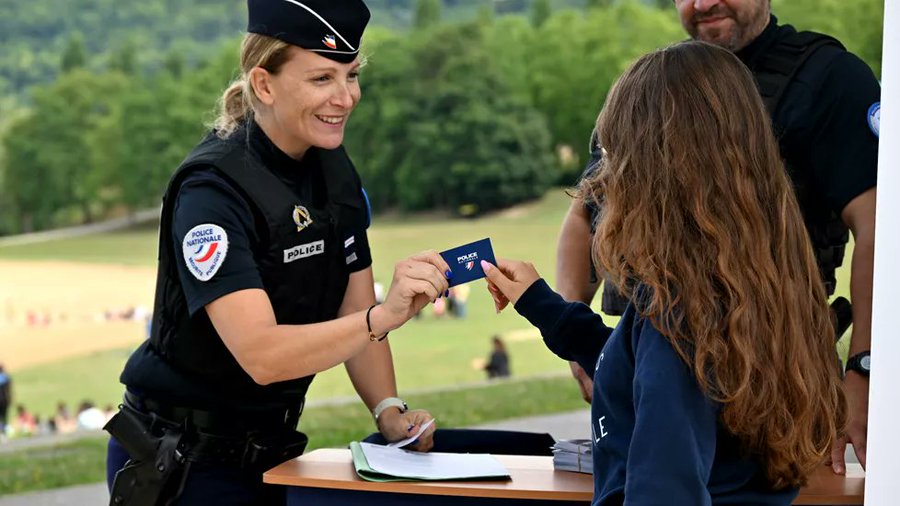 PoliceNationale's tweet photo. 👮Les métiers de la police nationale vous intéressent ? 

En mai 2026, de nombreuses rencontres sont organisées près de chez vous pour échanger avec des professionnels et poser toutes vos questions. 

Découvrez-les ici 👉 https://t.co/boDYzUakG4 https://t.co/gvAG9xztWj