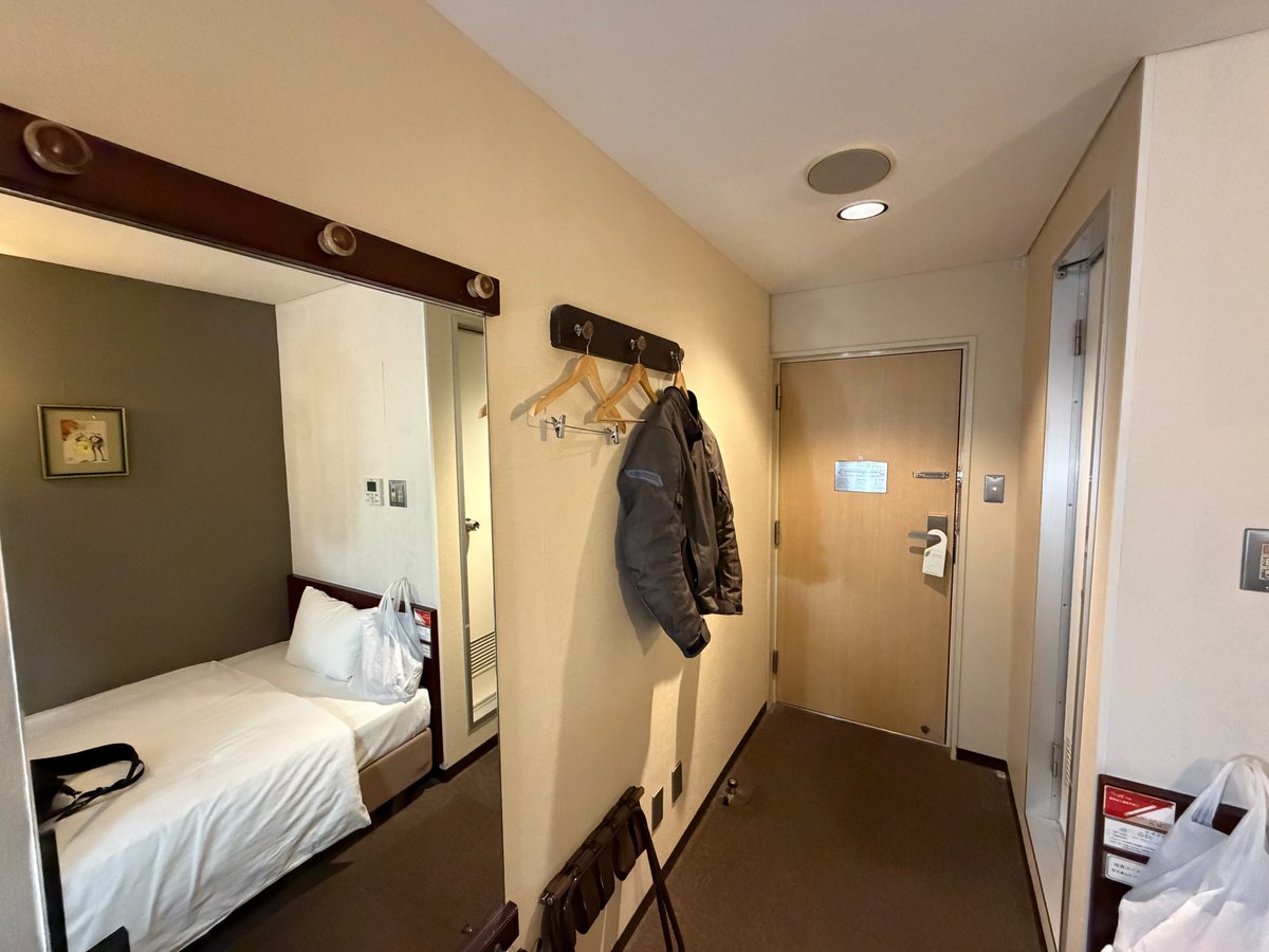 u_8's tweet photo. 半分廃墟みたいなCiTY WAKAYAMA、店前の駐輪場でKOMINEのライジャケが盗まれた

KOMINEのライジャケ盗む奴おるんか…センスも頭もいかれてんのか？

明日はKOMINEのカッパ着て帰るしかない　SHINEぼけ

#バイク乗りに告ぐ #盗難注意 #KOMINE #和歌山 https://t.co/yxL7brQyjC