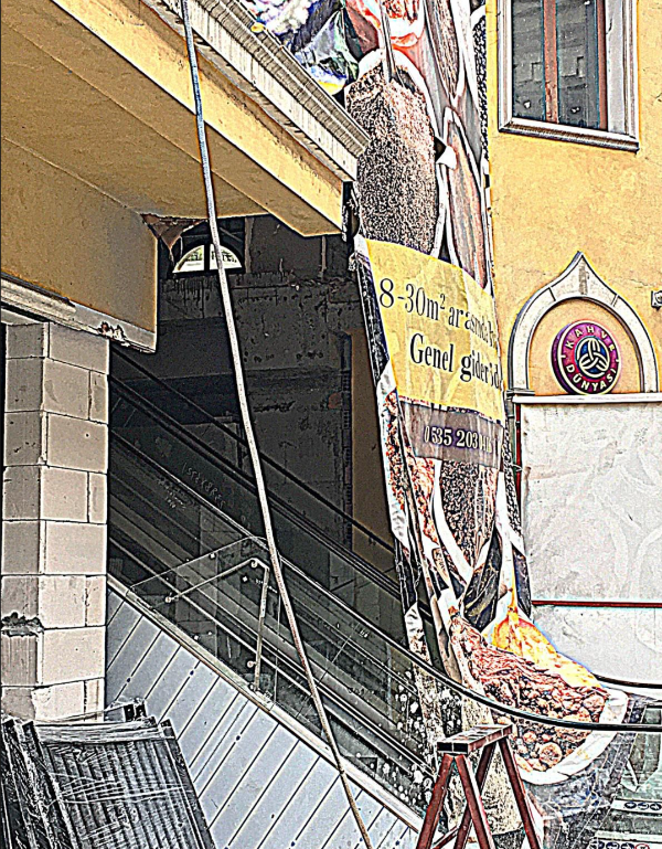 InsaatProfesoru's tweet photo. DEPREMDEN DERS ÇIKARILMADI💥

İstanbul Gaziosmanpaşa’da bir AVM’de, yürüyen merdiven yapılması için taşıyıcı sisteme müdahale edilerek kiriş kesildiği iddia edildi.

🔹Her gün on binlerce kişinin ziyaret ettiği AVM’de, müdahale edilen bölgede çatlaklar oluştuğu öne sürüldü.

📷 Esnafın tadilat sürecini fotoğraflayarak ilgili mercilere başvurduğu belirtildi.

Kaynak: @ZamHaberAjans
