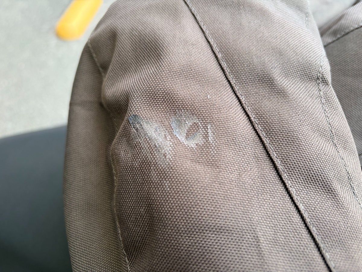 u_8's tweet photo. 盗まれた品：KOMINE プロテクトウィンタージャケット JK-603
オリーブ　サイズ2XL

特徴：中綿インナーなし、肘部分に摩擦で溶けた痕、破れ傷あり、ウェストのサイズ調節をするベルト部分の樹脂パーツが破損している https://t.co/zJIo7Vm8FG