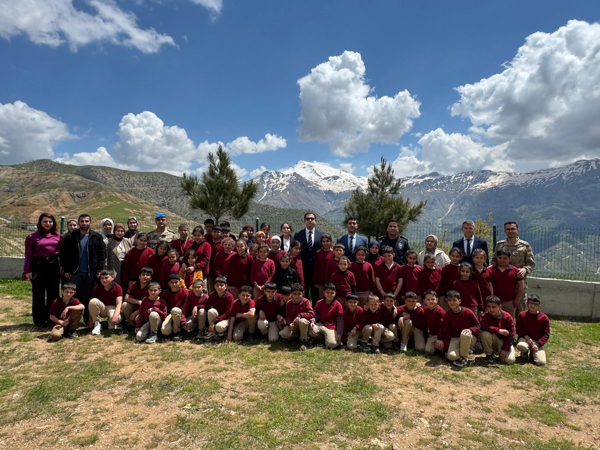 SasonKymkamligi's tweet photo. 📍 Yiğitler Okulu Ziyareti

  Kaymakamımız Furkan BAŞAR, İlçe genelindeki okul ziyaretleri kapsamında Yiğitler İlk ve Ortaokulu’nu ziyaret ederek öğrenciler ve öğretmenlerle bir araya geldi. https://t.co/RNtNsKvQu5