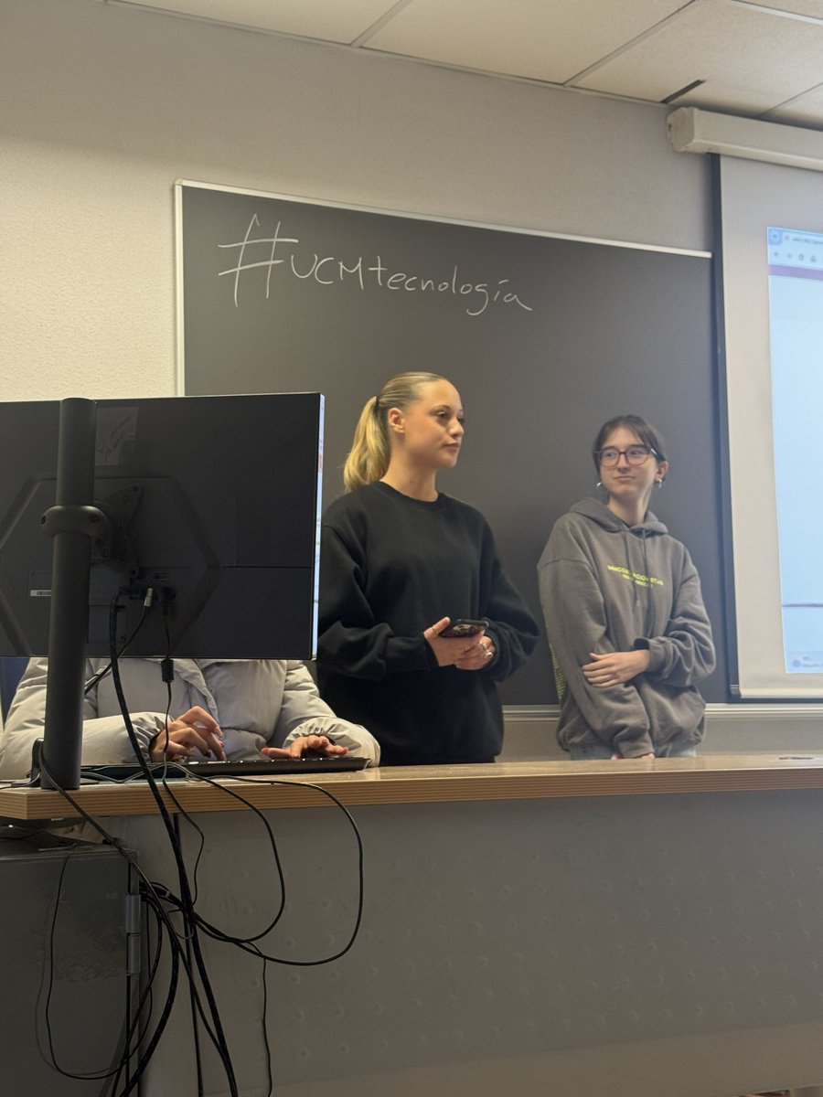 Antoniospadag's tweet photo. #UCMTecnología tienen problemas para poner la presentación pero se les quiere mucho chicas, vamos que ustedes pueden ! https://t.co/hwn5LT1Sgr