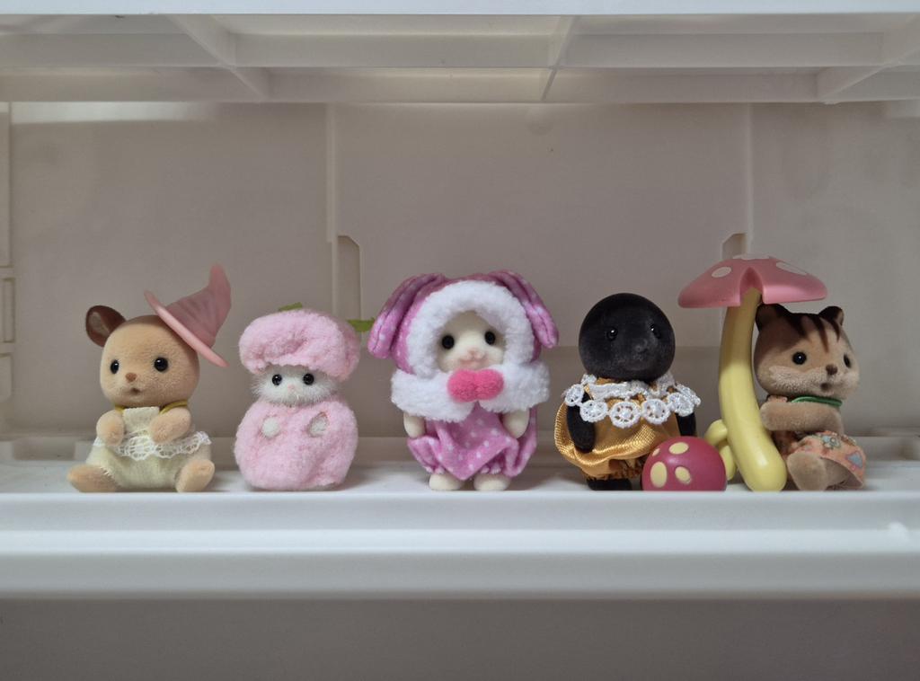 Wts Sylvanian ready kamar 💕

‼️Take all only‼️
Price: 520k for all

Dapet all in pict yaa, selain cherry persian cat &amp; Flora bunny costume boleh satuan

Dom: Tangerang
Dm ^^