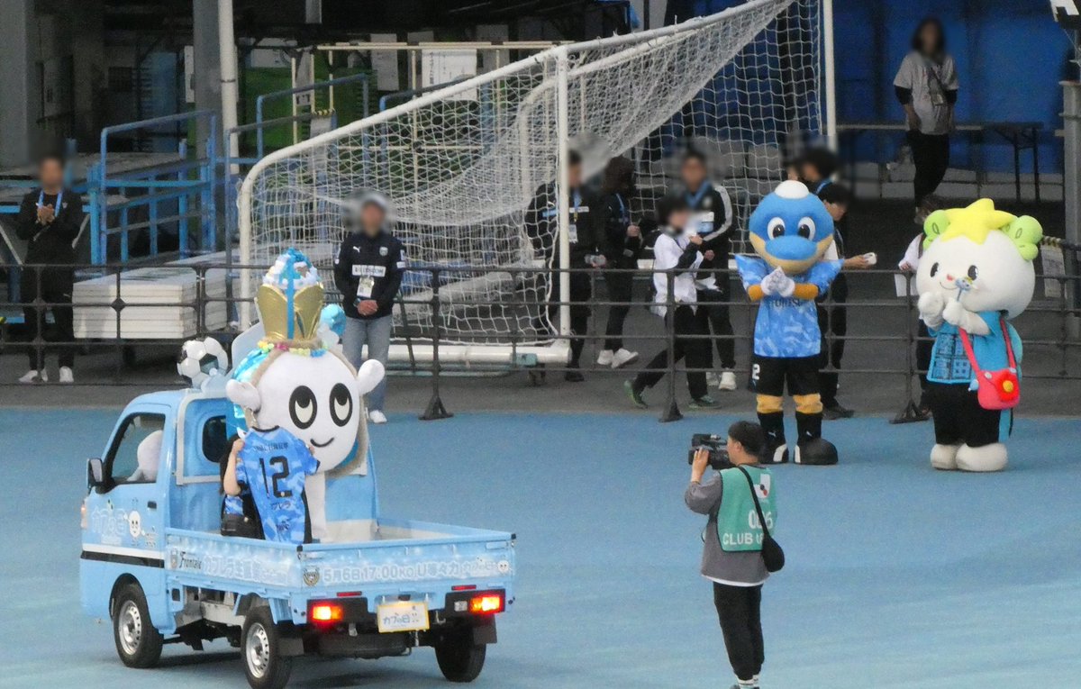 j_azukun's tweet image. ヴェルディのスタッフらしき方も思わず注目してしまったハーフタイムのカブレラ場内一周。なんか、等々力改修が決まってから、何かにつけてトラックを何かが走る場面が増えたような気がしないでもない…。#frontale #カブレラ