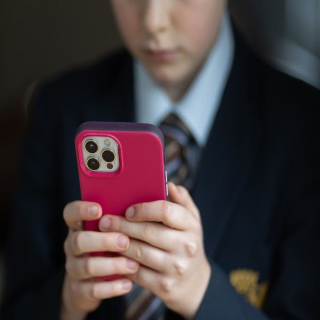 MWingio's tweet photo. UK plans legal phone bans in schools to reduce distractions and support learning.

Wingio helps balance this by giving kids a safe phone while parents control apps and screen time. 
https://t.co/kOM4rvMC25? https://t.co/QyVTzLFLlD