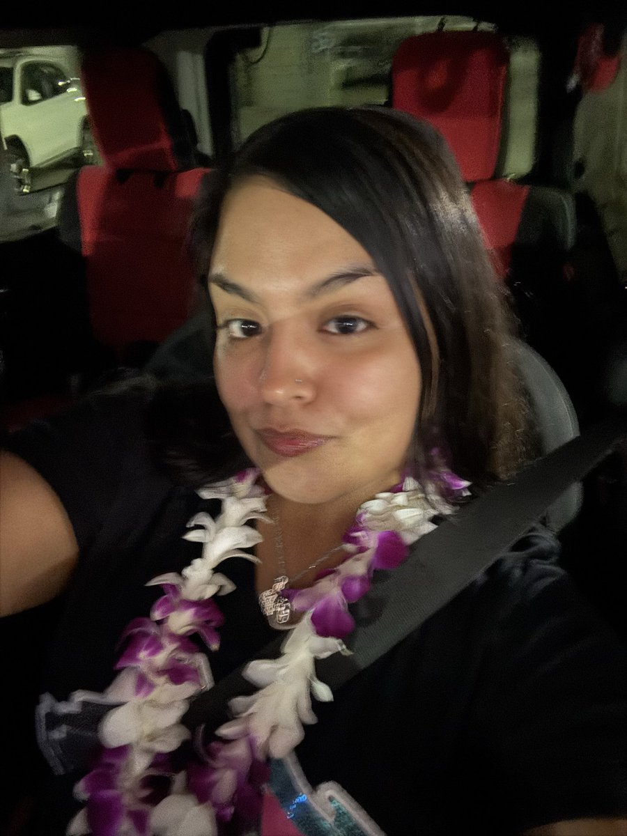 nikshlime's tweet photo. #gotlaid in Hawaii 💘🌺 https://t.co/ufCRMajhIY
