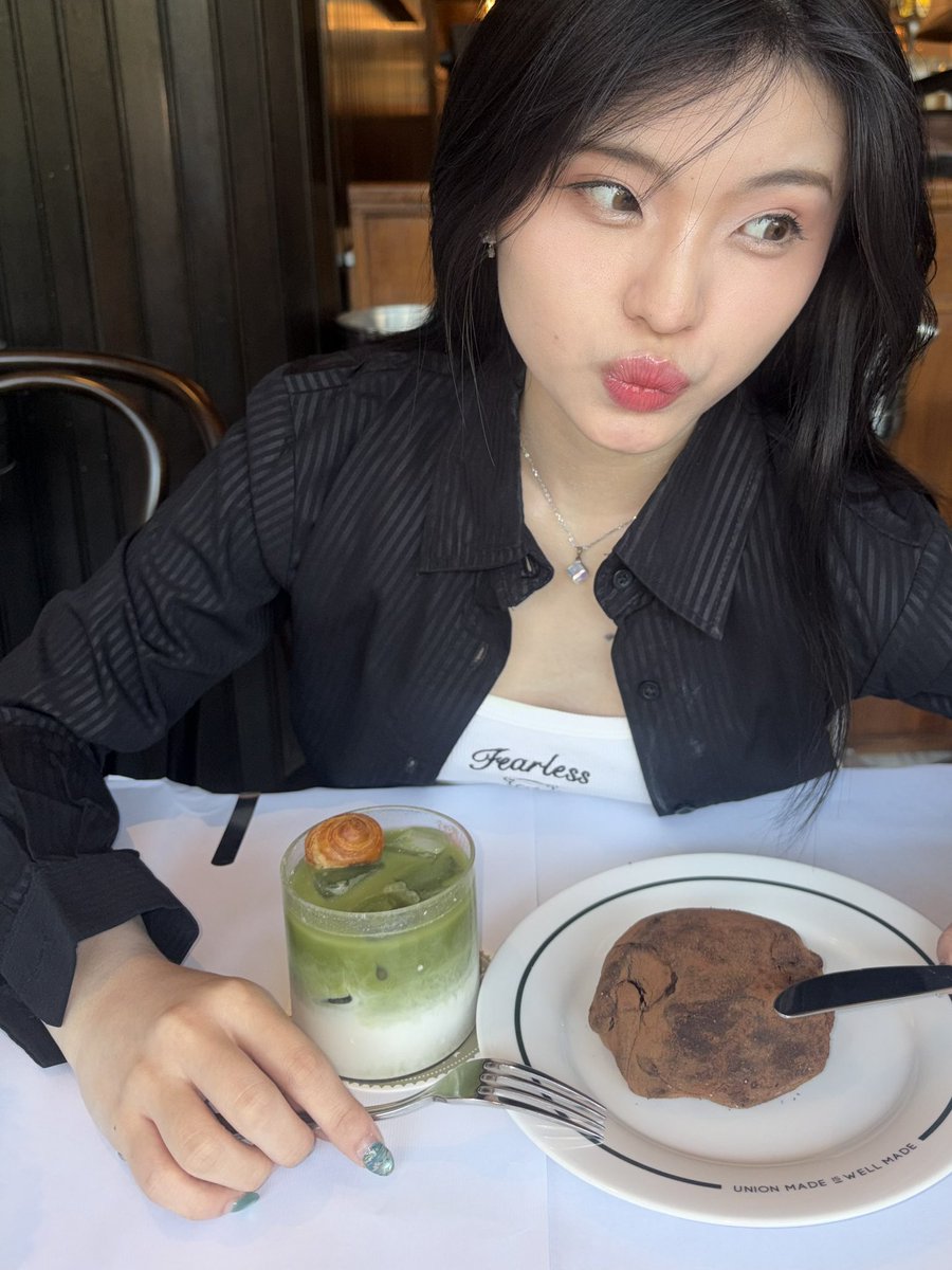 Pilih mana? Matcha or chocolate? 🍵🍫