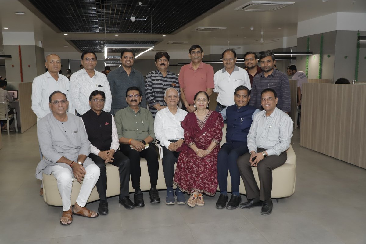 MSPatelBJP's tweet photo. વિશેષ ઉત્સાહ અને જિજ્ઞાસા જોવા મળી.

સમાજમાં સકારાત્મક વિચારો અને જીવનમૂલ્યોનું વાવેતર કરતી આવી પહેલ ખરેખર પ્રશંસનીય છે. આયોજક શ્રી સૌરાષ્ટ્ર પટેલ સેવા સમાજ, સુરતને સુંદર આયોજન બદલ હાર્દિક અભિનંદન. 🙏✨

#ThursdaysThought #Motivation #LifeValues #surat #sürat https://t.co/l6EcSTHTa7