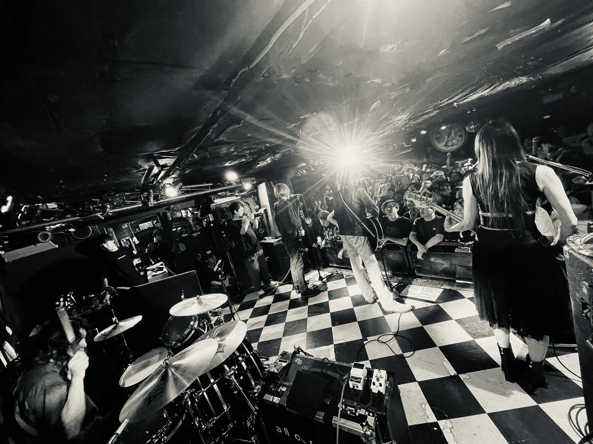【無料生配信中】

2026年5月7日(木)
a flood of circle 20周年記念
LIVE AT 下北沢SHELTER

公式YouTubeチャンネルにてワンマンライブを無料生配信中📡
youtube.com/live/8_A9fuN0C…

#フラッド
#AFOC20th