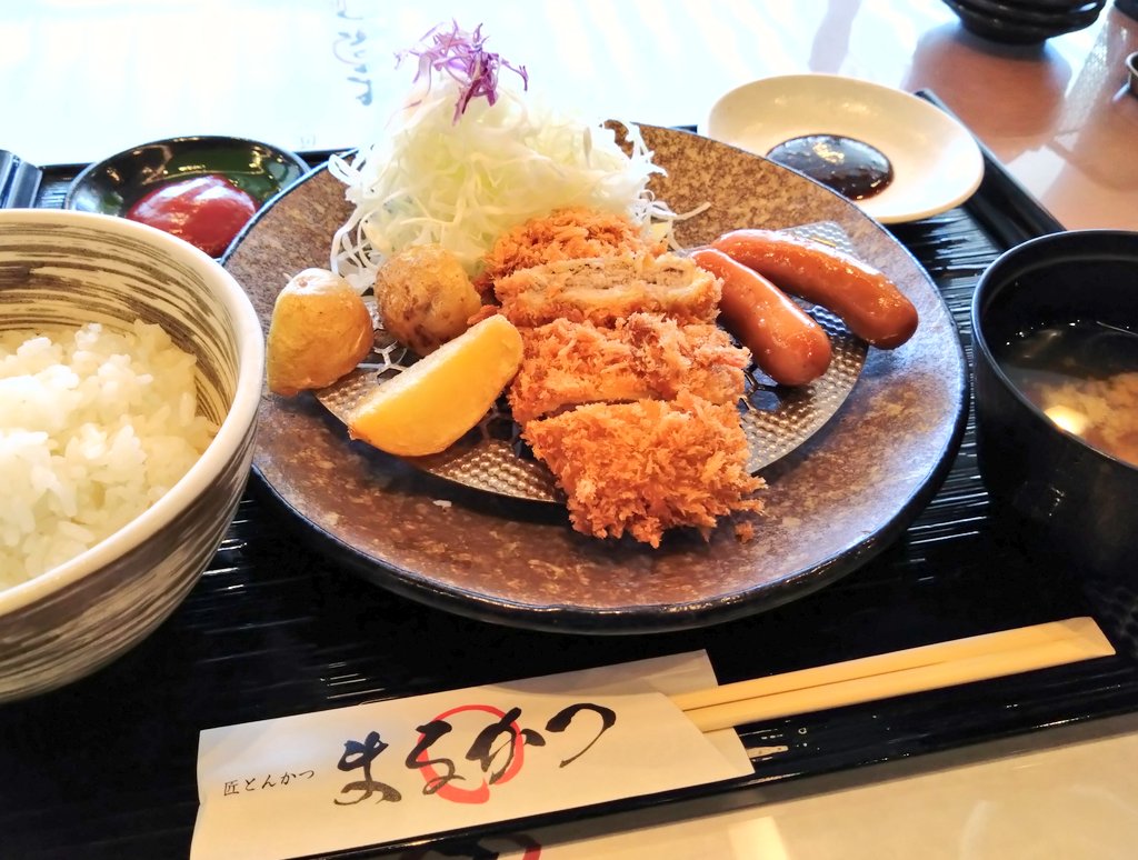 まるかつの「キッズ定食」は大人のお客様向けの定食と比べてお得なメニューです。少しでも子育てされている方にと、まるかつなりに考えさせていただいて決めています。ご注文できるのは中学生までのお子様とさせてもらっています。店長のように「ボクは中身は子供だから」と主張されましても困ります。