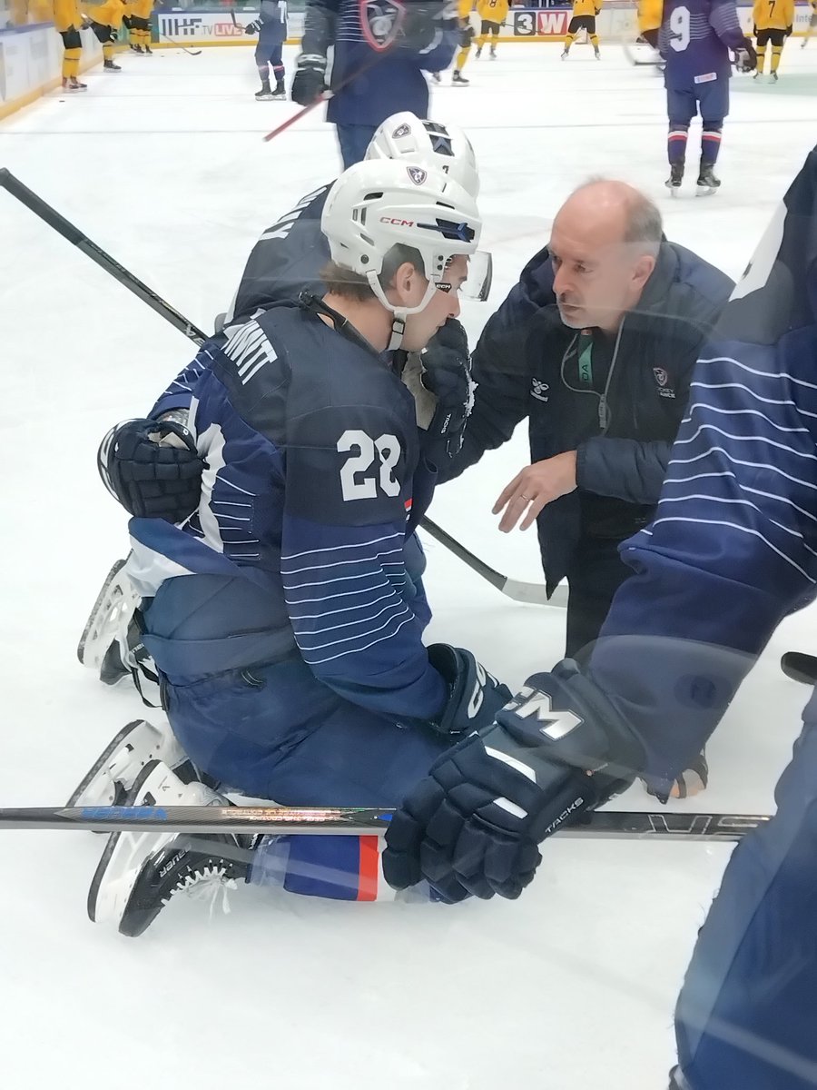 JeanPatrick1968's tweet photo. @Hockey_FRA J'espère pas trop grave pour Schmitt !! https://t.co/UkdHteQU5E