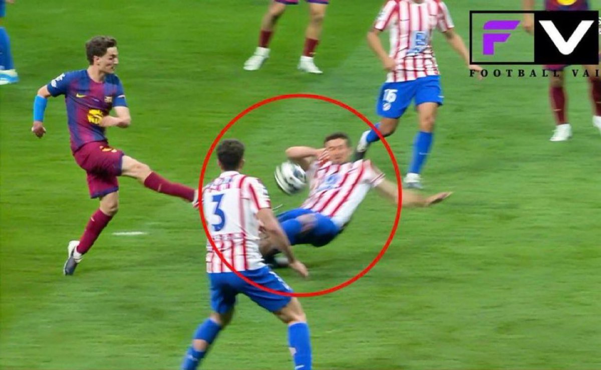 hbibissam's tweet photo. La VAR de l’@UEFA en 2026 :

- Arrive à voir que la frappe de Gavi touche la cuisse de Lenglet et ensuite la main, pas de penalty.

- Arrive à voir que le frappe touche la cuisse + main de Davies : penalty.

- Voit une main fantôme de Laimer pour sauver Mendes du rouge.

🤡 https://t.co/Iqfaw637Ny