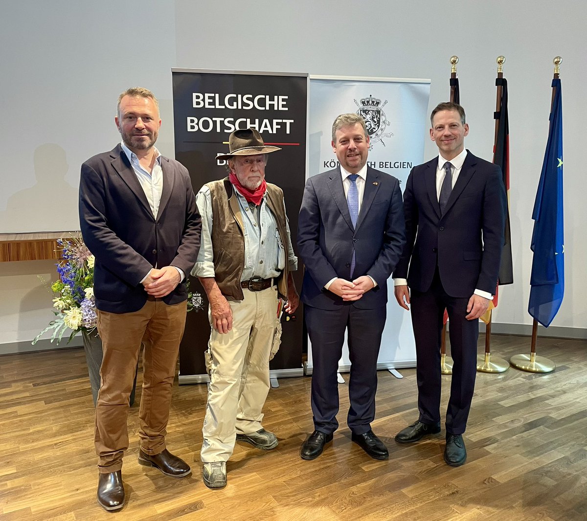 BelBotschaft's tweet photo. Gestern ehrte die Belgische Botschaft Gunter Demnig als Ritter des Leopoldordens. Seine #Stolpersteine sind ein einzigartiges Mahnmal, das auch in Belgien tief verwurzelt ist.
Die Auszeichnung unterstreicht 🇧🇪s Kampf gegen Antisemitismus &amp; für eine menschliche Zukunft in Europa. https://t.co/JYYJ2RaKOQ