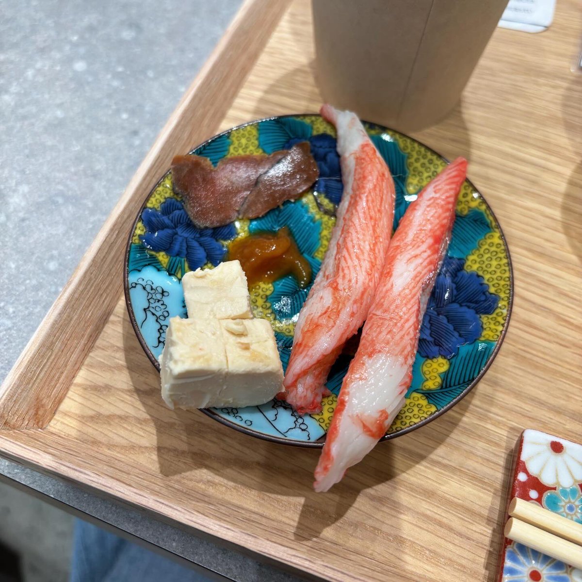 帰り道に八重洲でちょい飲み。今日は石川県のアンテナショップ「八重洲いしかわテラス」へ。

石川の地酒3種＋おつまみ3種の日本酒セットを。地ビールとおつまみのセットもあり、ビール党にも嬉しい一軒。

#展示のあとの一杯 #八重洲 #石川 #日本酒