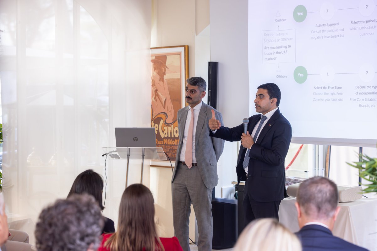 MEB_Monaco's tweet photo. 🇲🇨🇦🇪 Le MEB a accueilli S.E. M. Fahad Saeed Al Raqbani pour une conférence consacrée aux EAU où s'est déjà rendu le MEB.

🌍 IA, santé, énergies renouvelables, l'Ambassadeur et son équipe ont présenté les ambitions d’un des hubs économiques les plus dynamiques au monde. 🤝 https://t.co/zK4dRNieLB