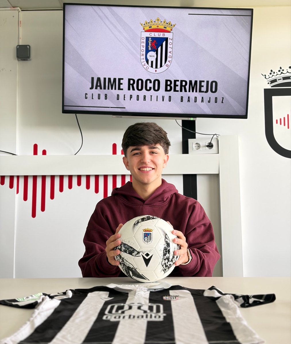 CDBLaAcademia's tweet photo. Jaime Roco, capitán del Juvenil División de Honor esta temporada, será la primera renovación de nuestro filial. 🤍🖤

Desde los 3 años defendiendo este escudo, creciendo con nuestros valores y demostrando siempre compromiso y orgullo por estos colores.

¡Seguimos juntos capitán! https://t.co/7i33K4lWfv
