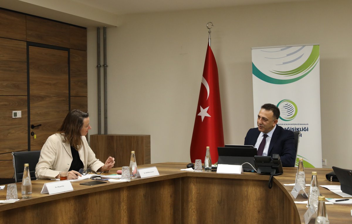 TC_iklim's tweet photo. 🌍 İklim Değişikliği Başkanı Prof. Dr. Halil Hasar, Fund For Responding Loss And Damage (Kayıp Zarar Fonu) İcra Direktörü Yardımcısı Mathilde Laurans ve beraberindeki Program Yöneticisi Jihyea Kim ile bir araya geldi.

🎯 Ziyaretten duyduğu memnuniyeti dile getiren İklim Değişikliği Başkanı Hasar, fonun kurumsal yapıdan sahadaki uygulamaya geçişinde COP31’in kritik bir eşik olacağını vurgusunda bulundu.

🌳 Kayıp ve Zarar Fonu’nun kurulmasını çok taraflı iklim sürecinin tarihî bir başarısı olarak nitelendiren Başkan Hasar, COP28’in ilk gününde sağlanan uzlaşmanın tüm taraflar nezdinde büyük bir güven oluşturduğunu belirtti. 

🌳 Türkiye’nin yaşadığı asrın felaketi 6 Şubat depremlerine Başkan Hasar, “Afetler ve iklim riskleri hiçbir ülke için tamamen önlenebilir değildir. Fon sadece gelişmekte olan ülkeler için değil, afet sonrası destek arayan tüm taraflar için kapsayıcı olması gerekiyor” şeklinde konuştu.

💬"İklim finansmanındaki temel sorun kaynağa zamanında erişememek olduğuna, Fonun uzun vadeli etkisi; yeterli, öngörülebilir ve sürdürülebilir kaynaklara bağlı. Türkiye’nin COP31 Başkanlığı vizyonu çerçevesinde bu süreci desteklemeye hazırız. Fon kaynaklarına erişimin açık, hızlı ve amaca uygun olması şart. Türkiye olarak yapıcı ve kapsayıcı bir anlayışla Bonn toplantıları, Pre-COP süreci ve Fon Yönetim Kurulu ile temaslarımızı sürdürerek COP31’in en çok ihtiyaç duyanlar için somut sonuçlar üretmesini hedefliyoruz."

#COP31 #iklimdeğişikliği #kayıpvezarar #climatechange #lossanddamage