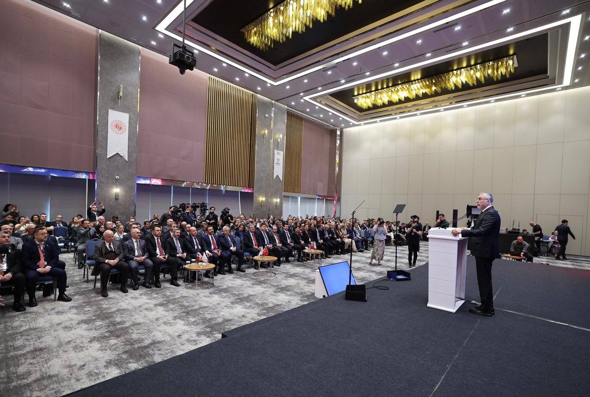 isikhanvedat's tweet photo. Nitelikli, belgeli ve yetkin işgücümüzü artırmak için gayretle çalışıyoruz.

@myksosyalmedya tarafından düzenlenen Ulusal Yeterlilik Sisteminde Sürdürülebilirlik ve Kalite Güvencesi Çalıştayımıza katıldık.

Çalışma hayatımızın ihtiyaç duyduğu alanlarda yetkin insan kaynağımızı yetiştirmeyi en önemli  hedeflerimizden görüyoruz.🎯 

Önümüzdeki dönemde; mesleki yeterlilik sistemimizi daha verimli hale getirecek, eğitim–istihdam–üretim bağını daha da güçlendirecek adımlar atmaya devam edeceğiz.

Mesleki Yeterlilik Kurumumuz başta olmak üzere tüm paydaşlarımıza ve belgelendirme kuruluşlarımıza teşekkür ediyorum.