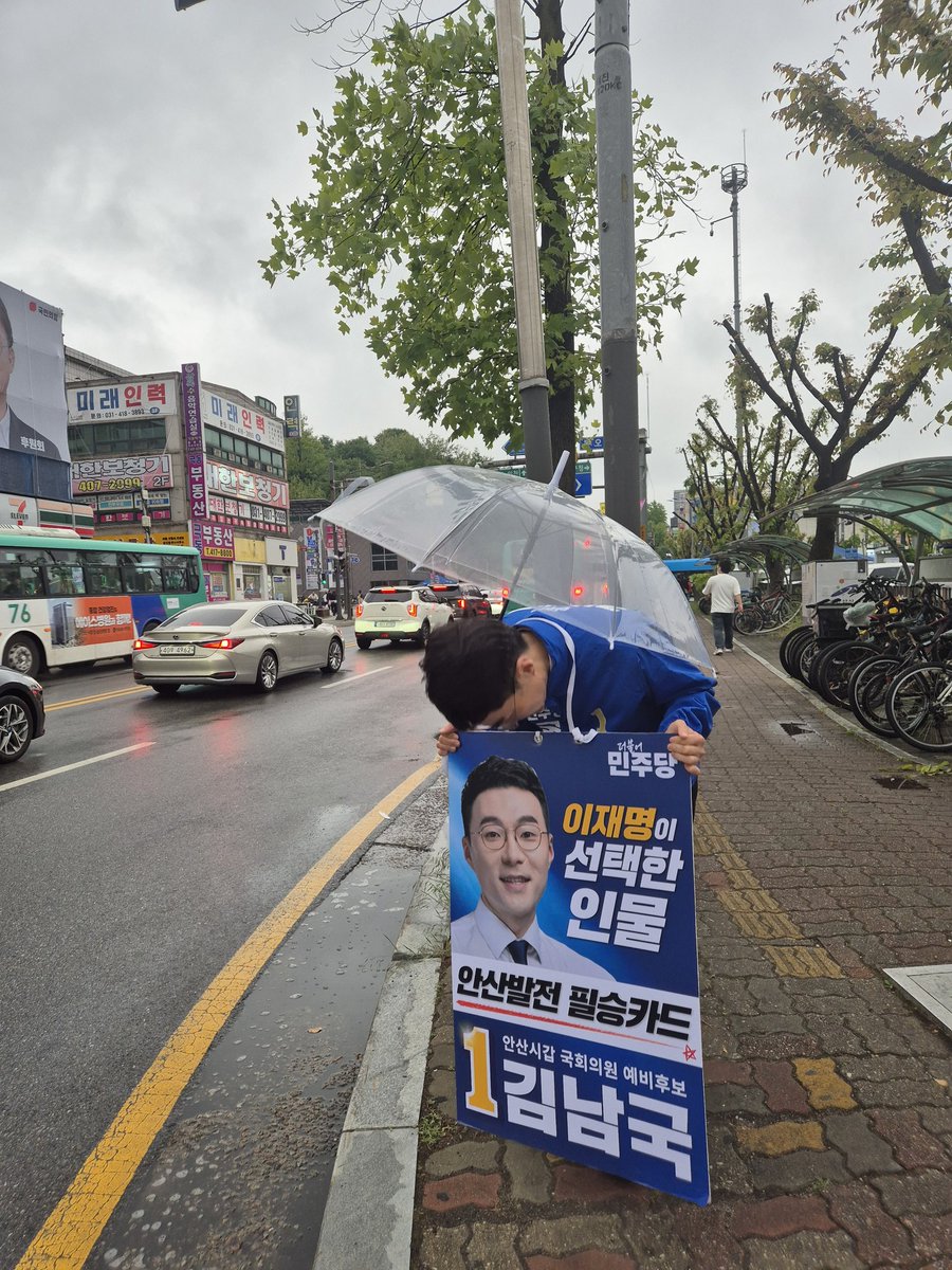 <비 개인 상록수역, 오늘 하루 정말 고생 많으셨습니다>

이제야 시원한 저녁 바람이 붑니다. 
비가 그친 퇴근길, 발걸음을 옮기는 안산시민분들의 표정에서 하루를 무사히 마쳤다는 안도감도 읽히는데요.

우리 이웃들의 일상이 더욱 소중하게 느껴지는 저녁입니다. 집으로 향하는 길에 오늘 하루의