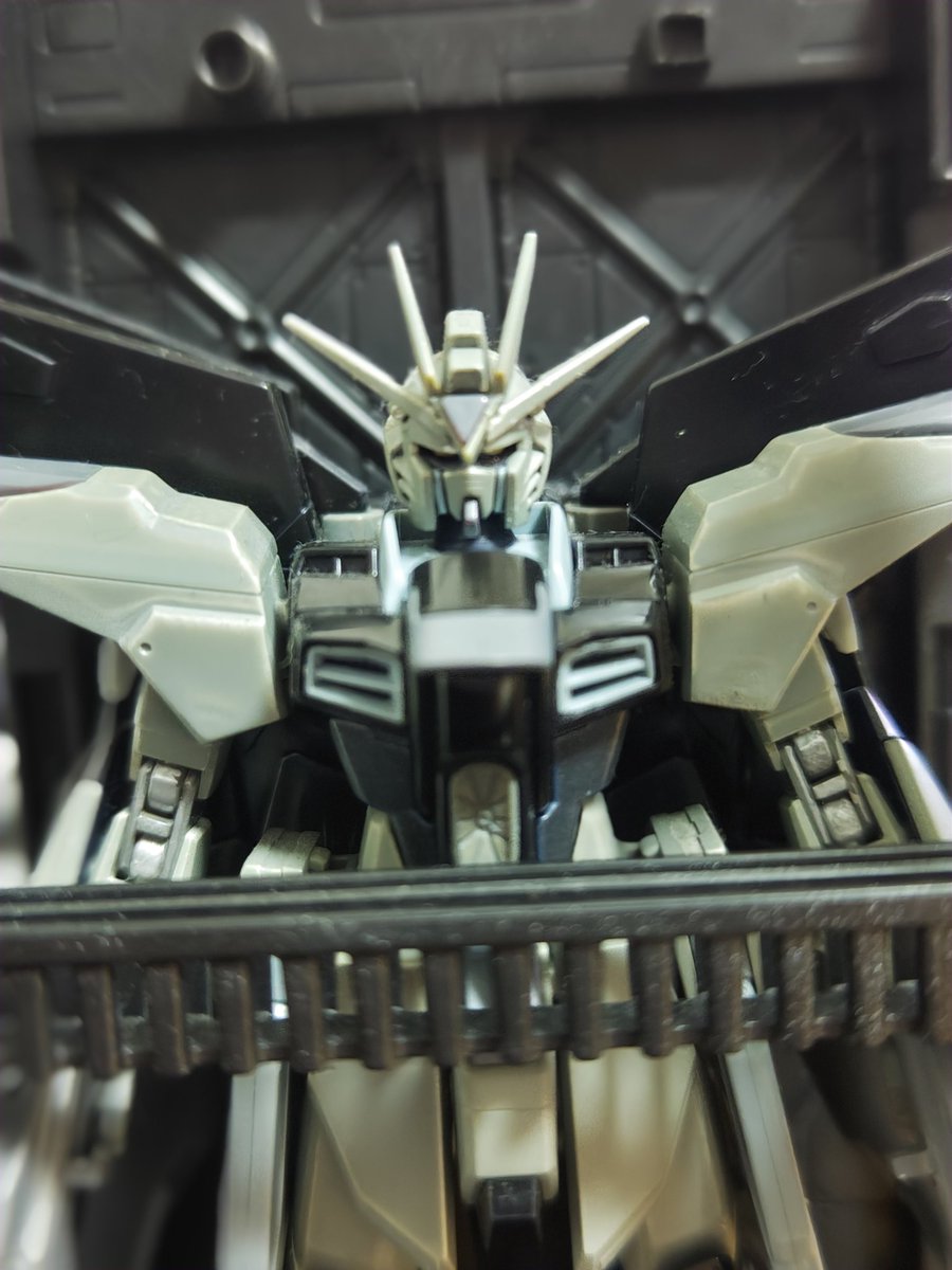 Yakedatarou's tweet photo. ストフリのディアクティブモードをグレーの缶スプレー数色で再現しました！
最後の写真はピンボケしてて申し訳ないです……
#ゆいはのガンプラ鑑賞会 https://t.co/tumf760iL7