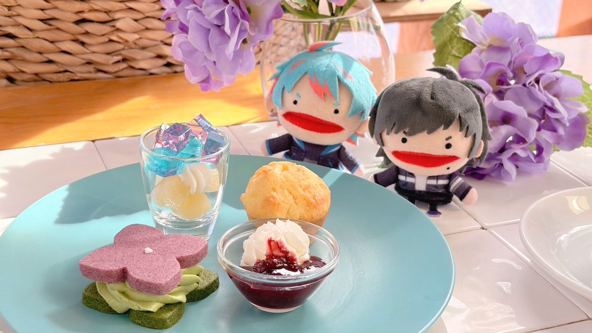 サンデーブランチさんの『ちいさな紫陽花カフェ』ディスプレイもお食事も凝ってて癒されました🩵💜💙💠
ご厚意で広くお料理置いて下さったので窓際の紫陽花もいれて一緒に撮らせて貰った〜かわいい〜！