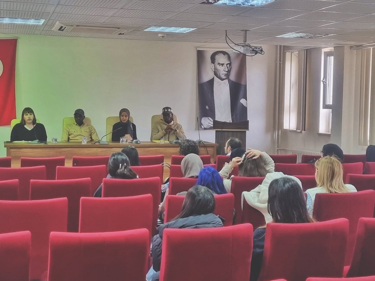 HititIR's tweet photo. Bölümümüz tarafından düzenlenen Dr. Yasemin Karadağ Avcı'nın (@YaseminKaradagg) moderatörlüğündeki etkinlikte, öğrencilerimiz Abdullahi Yusuf, Fatma Nas, Hayrünnisa Aksoy ve Alieu Jobe Erasmus+ öğrenim ve staj hareketliliği kapsamındaki deneyimlerini katılımcılarla paylaştı. https://t.co/xBCUP3Zyko