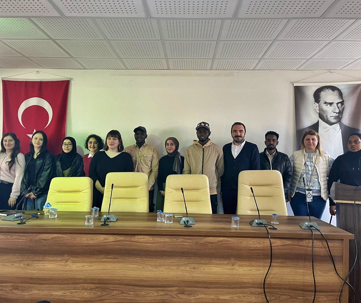 HititIR's tweet photo. Bölümümüz tarafından düzenlenen Dr. Yasemin Karadağ Avcı'nın (@YaseminKaradagg) moderatörlüğündeki etkinlikte, öğrencilerimiz Abdullahi Yusuf, Fatma Nas, Hayrünnisa Aksoy ve Alieu Jobe Erasmus+ öğrenim ve staj hareketliliği kapsamındaki deneyimlerini katılımcılarla paylaştı. https://t.co/xBCUP3Zyko