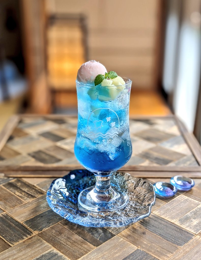月の見える朝のクリームソーダ 水星のクリームソーダ】透き通るような青いソーダに惑星アイスの人気
