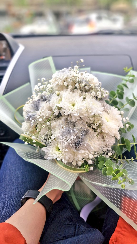 kdhz00's tweet photo. دقیقا🥲🤌🏻این گل رو بعد سرکارم بهم داد گفت چون دلم برای ذوق کردنت تنگ شده بود❤️ https://t.co/KMixnoBYLv