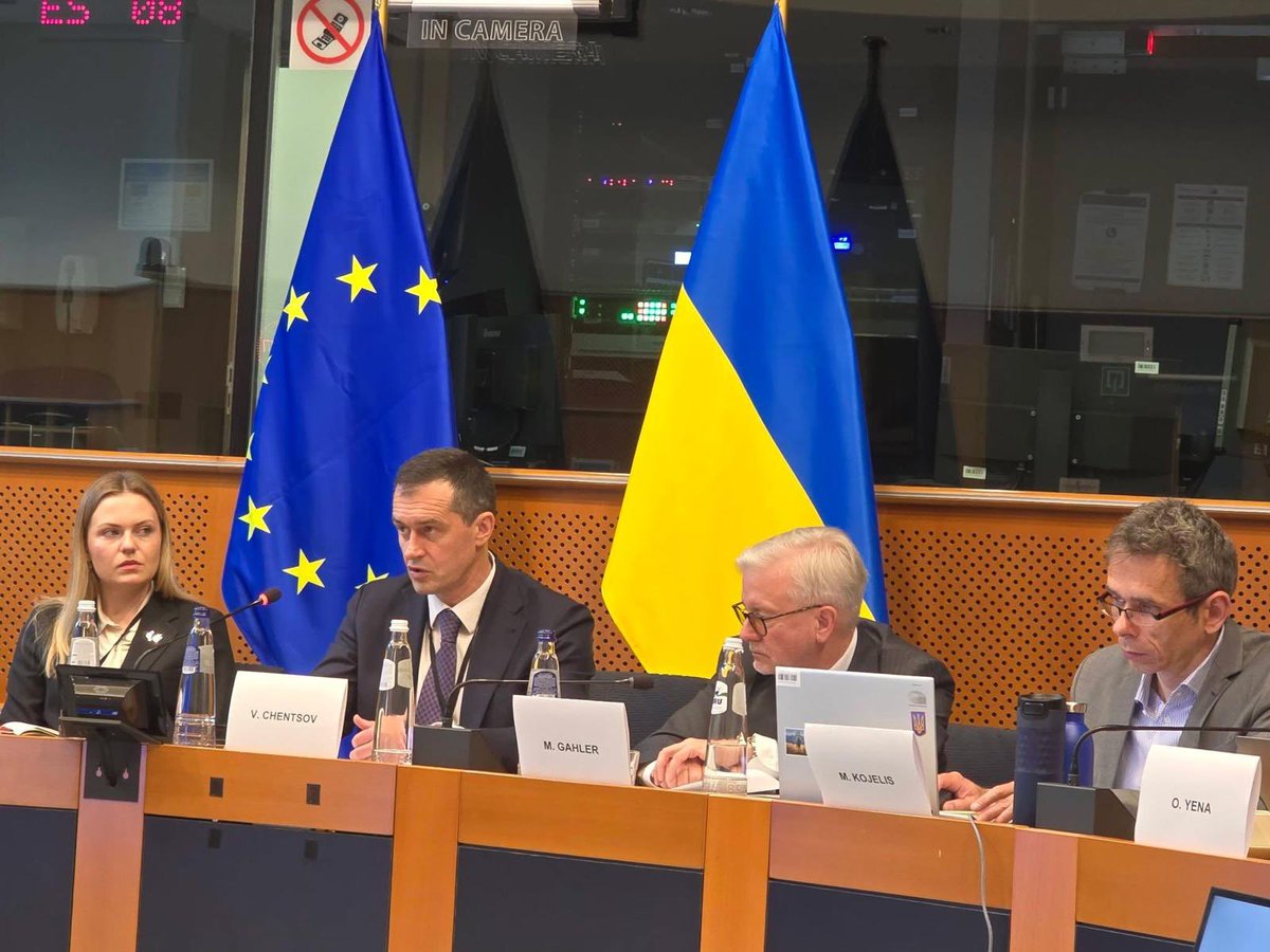 VVChentsov's tweet photo. Together with @gahler_michael had a fruitful and open discussion with the delegation of Young Political Leaders from Ukraine on EU enlargement, our accession path and Russia’s accountability. Ukraine’s membership in the EU will make Union stronger and more resilient. https://t.co/byoicJzH9F