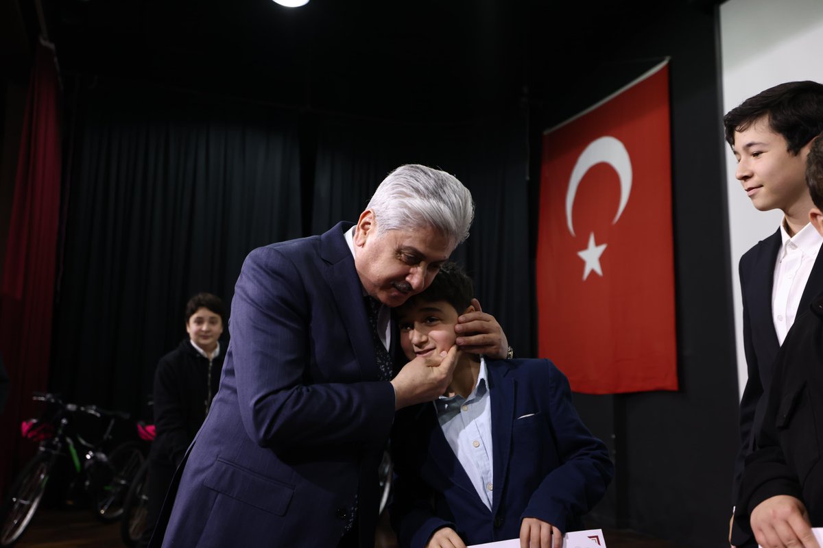 SakaryaValiligi's tweet photo. Valimiz Sayın Rahmi Doğan, Sakarya Büyükşehir Belediyesi ile İl Milli Eğitim Müdürlüğü iş birliğinde düzenlenen “9. Liseler Arası Tiyatro Festivali”nin kapanış programı ve ödül törenine katıldı.

Geleneksel hale gelen festival kapsamında, il genelindeki liselerden genç yeteneklerin hazırladıkları oyunlarla sanatsal birikimlerini ve üretim becerilerini ortaya koyduğu gösteriler, geçtiğimiz günlerde Şehit Erol Olçok Anadolu Lisesi’nde sahnelenmiş ve izleyiciler tarafından ilgiyle takip edilmişti.

Farklı kategorilerde dereceye giren öğrencilere ödüllerini takdim eden Vali Doğan, tiyatronun yalnızca bir sanat dalı değil, aynı zamanda güçlü bir eğitim aracı olduğunu ifade ederek gençlerin sahnede özgüvenlerini, hayal güçlerini ve birlikte üretme becerilerini geliştirdiğini belirtti. Sosyal ve kültürel etkinliklerin gençlerin akademik ve kişisel gelişimlerine önemli katkılar sunduğunu vurgulayan Sayın Valimiz, organizasyonda emeği geçenlere teşekkür etti.