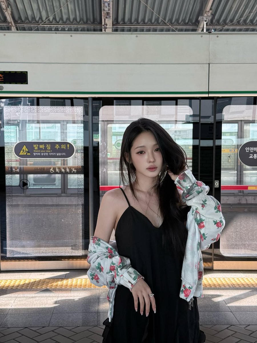 💛260507 지선이 인스타그램💛

rosieline_

지이이이이인짜 뭐 하기 싫은 날씨 떡볶이나 먹을게

#노지선 #지선 #RohJisun #JiSun